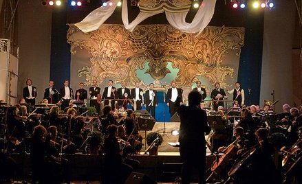 W finale każdego turnieju wszyscy tenorzy śpiewają razem słynną arię Księcia z „Rigoletta”