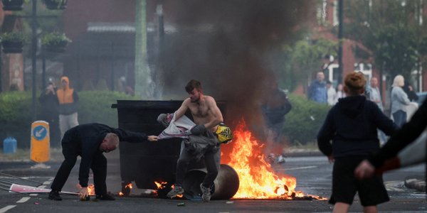 Płonące barykady i zawieszony transport. Zamieszki