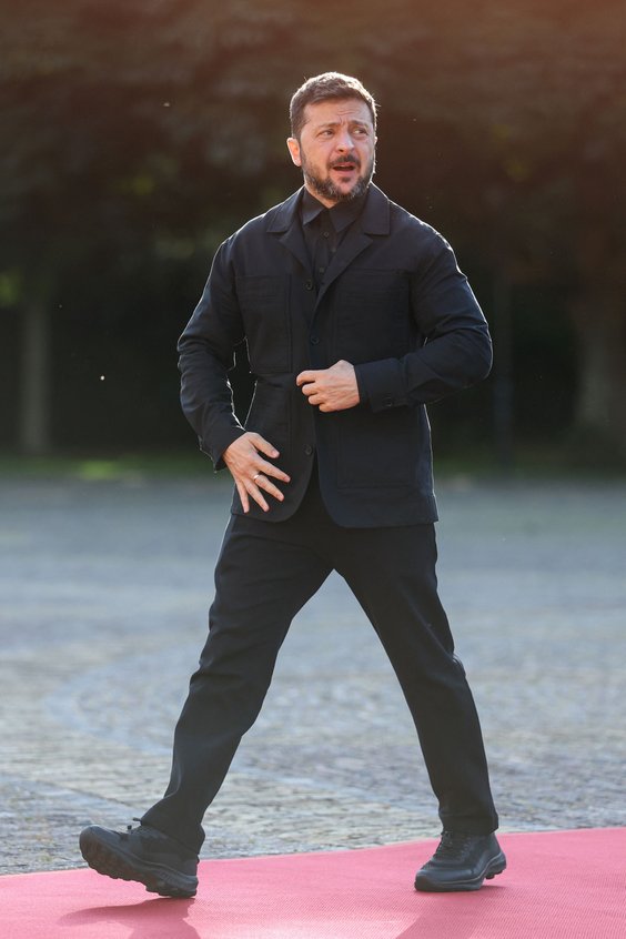 Prezydent Ukrainy (która nie należy do NATO) Wołodymyr Zełenski przybywa na kolację dla przywódców p