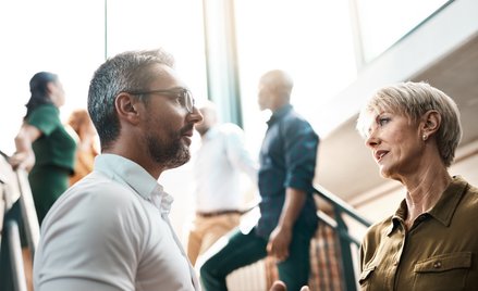 Polki oszczędzają mniej niż panowie. Więcej pieniędzy zostaje w domu