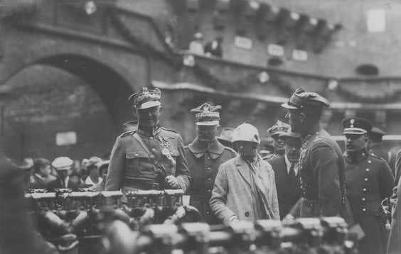 Gen. Stanisław Szeptycki (pierwszy z lewej) zwiedza wystawę lotniczą w Barbakanie. 1925 r.