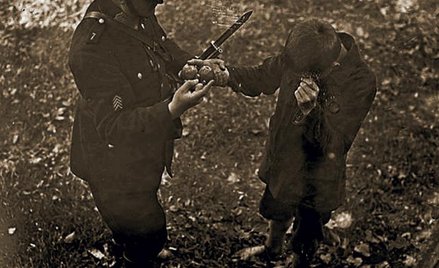 Bosy złodziejaszek nie miał szans – dawniej policja chadzała z bagnetami na karabinach