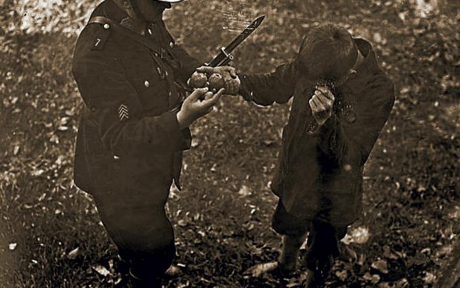 Bosy złodziejaszek nie miał szans – dawniej policja chadzała z bagnetami na karabinach