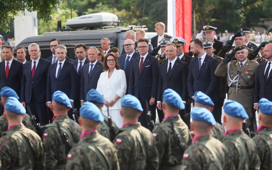 Donald Tusk i Andrzej Duda na defiladzie wojskowej w Warszawie