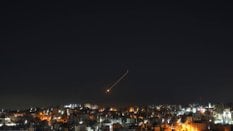 Pociski wystrzelone z Iranu w stronę Izraela nad miastem Hebron na Zachodnim Brzegu, 25 marca 2026 r