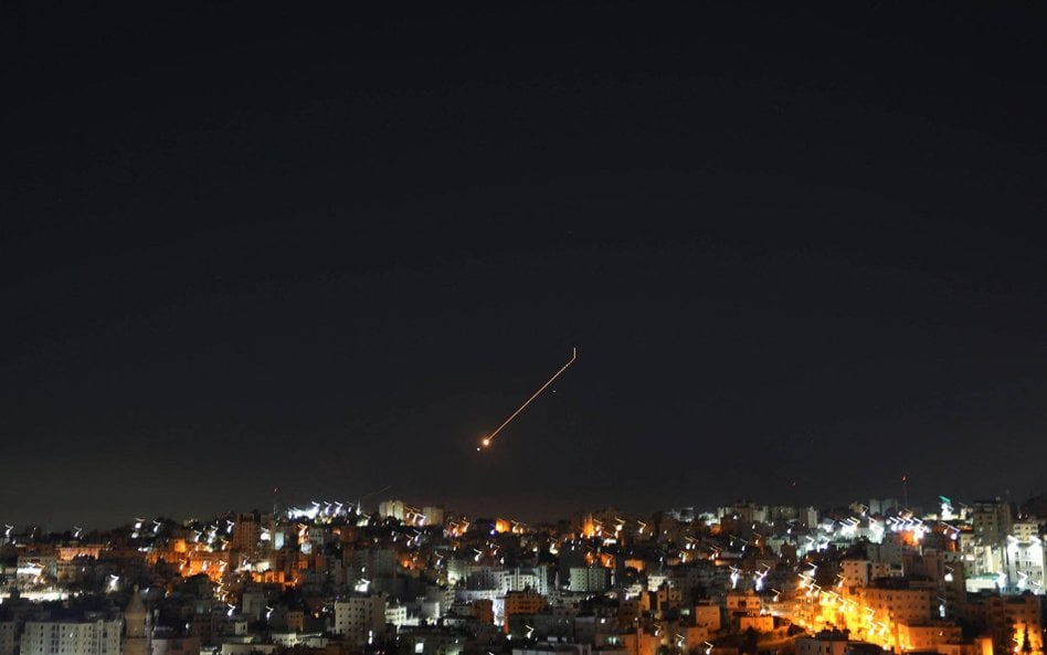 Pociski wystrzelone z Iranu w stronę Izraela nad miastem Hebron na Zachodnim Brzegu, 25 marca 2026 r