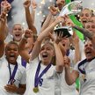 Reprezentanki Anglii po dekoracji po finale mistrzostw Europy