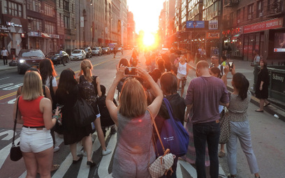 Manhattanhenge ma miejsce cztery razy w roku.