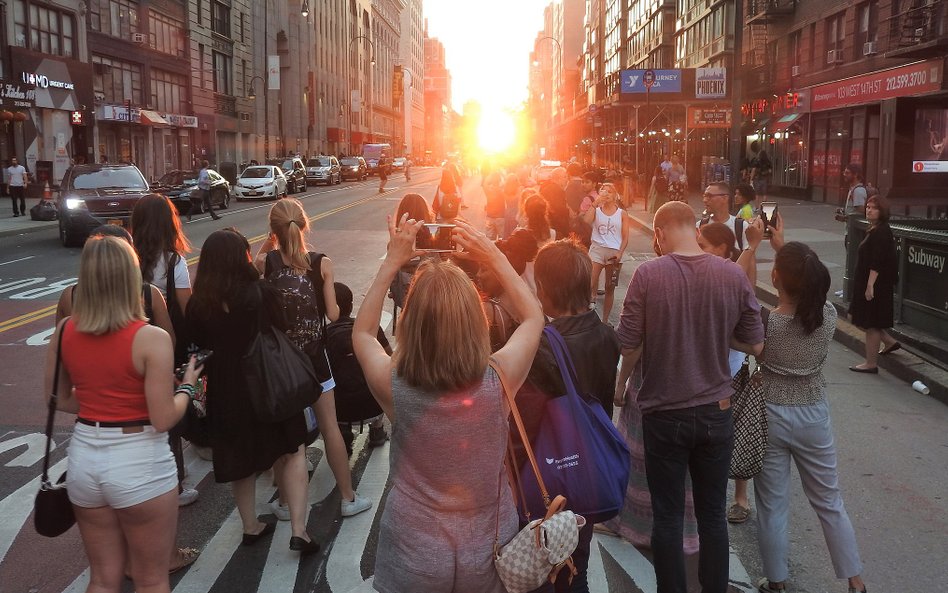 Manhattanhenge ma miejsce cztery razy w roku.