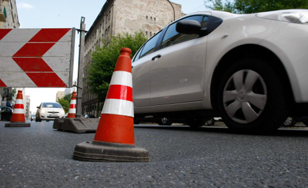 Jeśli na drodze jest dziura, postawienie znaku nie wystarczy