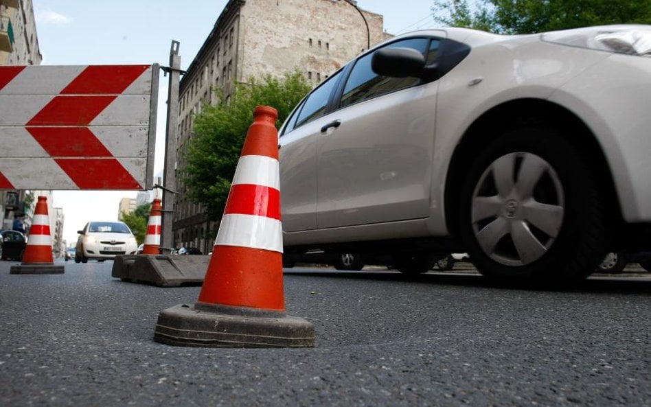 Jeśli na drodze jest dziura, postawienie znaku nie wystarczy