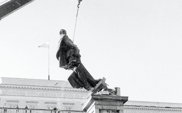 Demontaż pomnika Dzierżyńskiego. Warszawa, 16 listopada 1989 r.