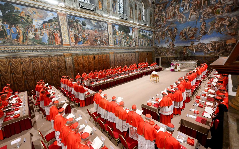 Konklawe 2025. Kardynałowie zebrali się w Kaplicy Sykstyńskiej, by wybrać nowego papieża po śmierci 