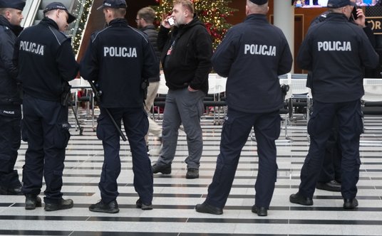 Funkcjonariusze policji przed budynkiem TVP przy ulicy Woronicza w Warszawie