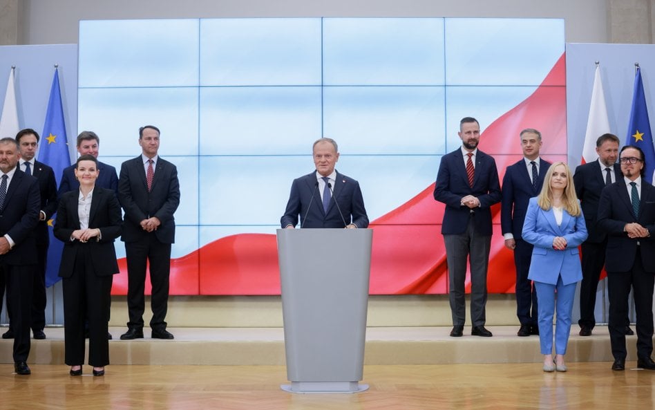 Premier Donald Tusk oraz nowi ministrowie