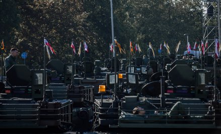 Polskie czołgi w trakcie defilady z okazji Święta Wojska Polskiego.