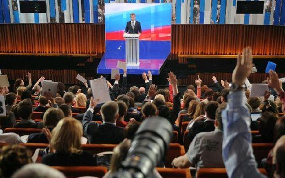 Chętnych do zadania pytania Dmitrijowi Miedwiediewowi było mnóstwo. Prezydent sam decydował, kto zab