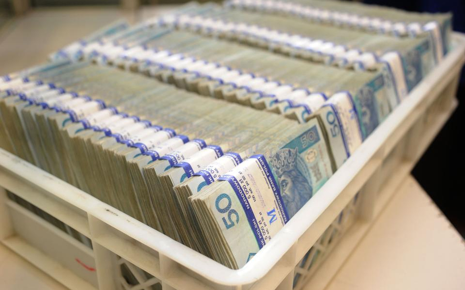 Polacy coraz chętniej oszczędzają w bankach