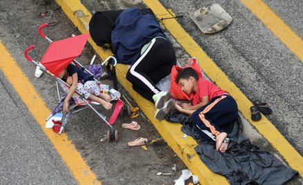 Liczba nielegalnych imigrantów spadła z 7,5 tys. do 3 tys. dziennie. Na zdjęciu: latynoska rodzina n