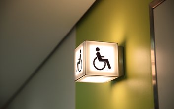 Dla osób z niepełnosprawnościami musi być też dostępna toaleta oraz dostęp do obszarów usługowych