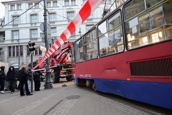 Służby na miejscu wypadku tramwaju w Bydgoszczy
