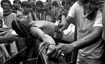 Widowiska pasyjne na Filipinach słyną z weryzmu – ludzie grający Jezusa i łotrów są przybijani do be