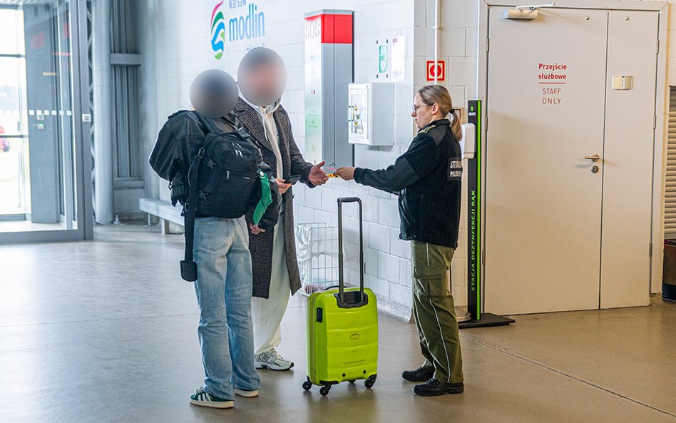 Mężczyzna, będący obywatelem Indii, oprócz oryginalnego paszportu okazał polską kartę pobytu, która 