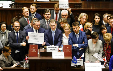 16 grudnia 2016 roku opozycja zaczęła blokadę sali plenarnej po wykluczeniu posła PO Michała Szczerb