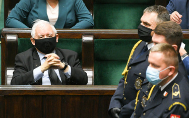Jarosław Kaczyński podczas wtorkowego posiedzenia Sejmu odgrodzony od polityków opozycji przez Straż