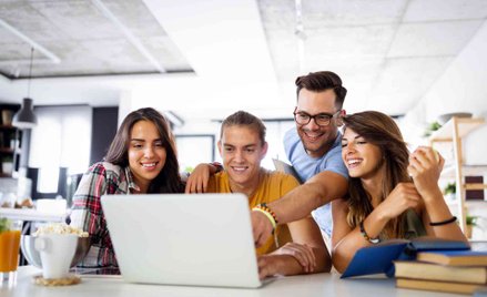 Slang młodzieżowy: Jakie słowa wygrywały plebiscyt na młodzieżowe słowo roku?