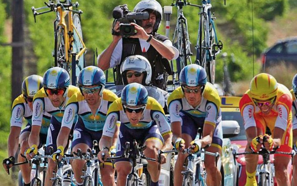 Grupa Astana na trasie IV etapu (fot: Laurent Rebours)