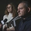 Poseł KO Wojciech Król (L) i jego pełnomocniczka adwokat Marta Smołka, po zakończeniu posiedzenia ar