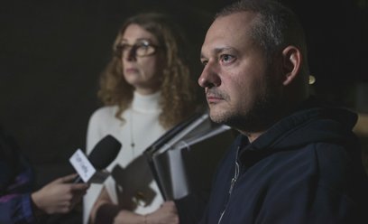 Poseł KO Wojciech Król (L) i jego pełnomocniczka adwokat Marta Smołka, po zakończeniu posiedzenia ar