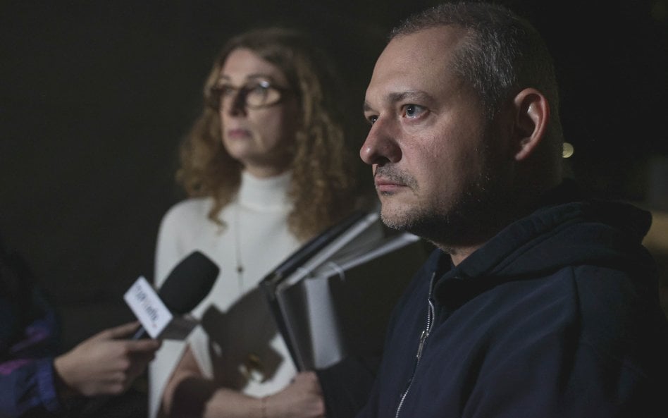 Poseł KO Wojciech Król (L) i jego pełnomocniczka adwokat Marta Smołka, po zakończeniu posiedzenia ar