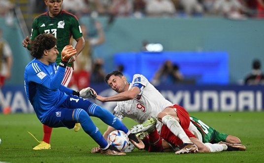 Lewandowski faulowany przez Moreno