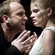 Borys Szyc (Hamlet) i Natalia Rybicka (Ofelia) w scenie z „Hamleta” w Teatrze Współczesnym w Warszaw