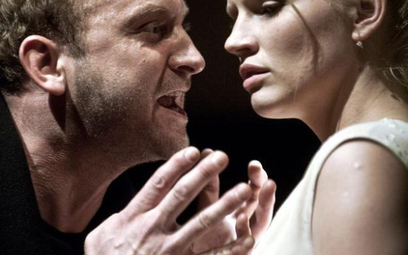 Borys Szyc (Hamlet) i Natalia Rybicka (Ofelia) w scenie z „Hamleta” w Teatrze Współczesnym w Warszaw