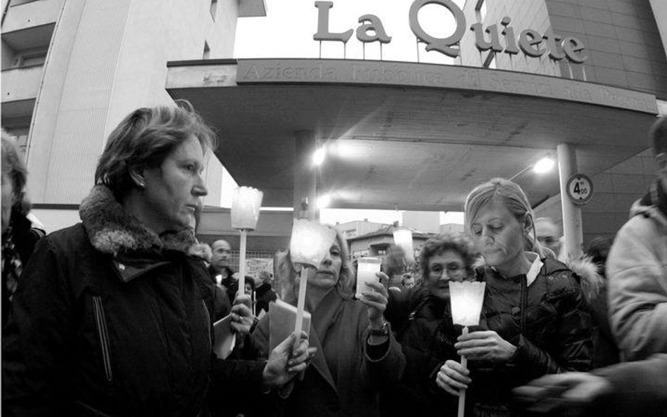 Demonstracja w obronie życia Eluany Englaro przed kliniką La Quiete we włoskim Udine, 7 lutego 2008 