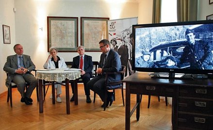 Współczesnego „Anody” postanowili poszukać dwaj jego kuzyni, koleżanka i dyrektor MPW