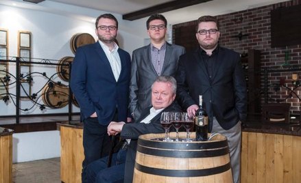 Jacek Jantoń (stoi pierwszy z lewej) z braćmi i tatą