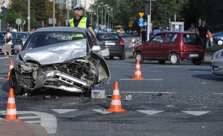 Gocław: Zderzyły się dwa samochody, jeden wjechał na chodnik. Nie żyje rowerzystka