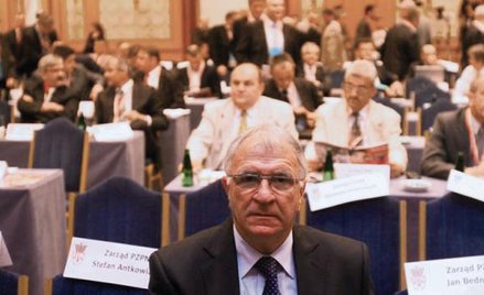 Między zasiadającymi w pierwszych rzędach członkami zarządu PZPN – na zdjęciu wiceprezes Antoni Piec