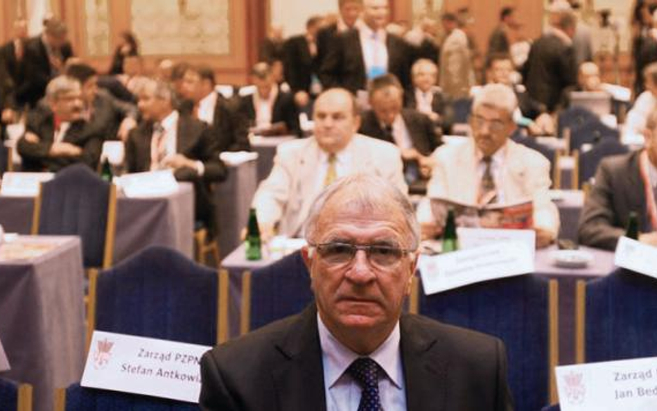 Między zasiadającymi w pierwszych rzędach członkami zarządu PZPN – na zdjęciu wiceprezes Antoni Piec