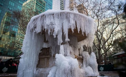 Zamarznięta fontanna w Bryant Park w Nowym Jorku