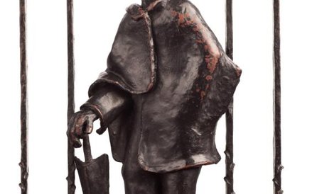 Jaroslav Vonka, Mężczyzna z parasolką, fragment kraty drzwi banku, ok.1930, Bank Zachodni WBK w Prud