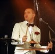 Jan Młynarski występuje również w roli perkusisty