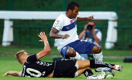 Łukasz Teodorczyk (w czarnej koszulce) i Luiz Henriquez walczą w meczu Polonia – Lech, jednym z najl
