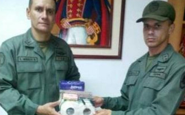 Wenezuela, rok 2017: odznaczanie wyróżniającego się żołnierzy\a (z prawej) - w nagrodę otrzymuje dwi
