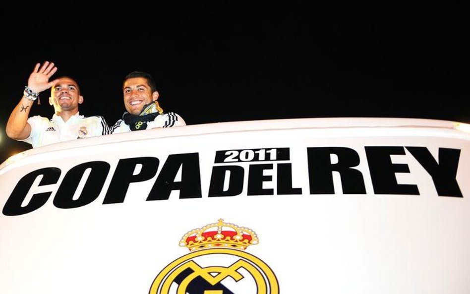 Pepe i Cristiano Ronaldo świętują zdobycie Pucharu Króla w autobusie, który przewiózł piłkarzy Realu