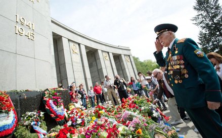 Z kolei Niemcy 9 maja odwiedzali cmentarze żołnierzy Armii Czerwonej